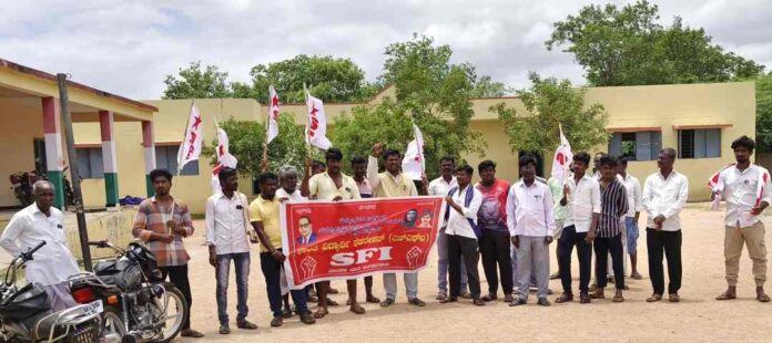 ಅಂಬೇಡ್ಕರ್&zwnj; ಫೋಟೋ ಕಿತ್ತೆಸೆದ ಪೊಲೀಸರು