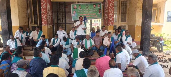 ಕಂದಾಯ ಅಧಿಕಾರಿ ಮಂಜುನಾಥ್ ವಿರುದ್ಧ ರೈತರ ಆಕ್ರೋಶ