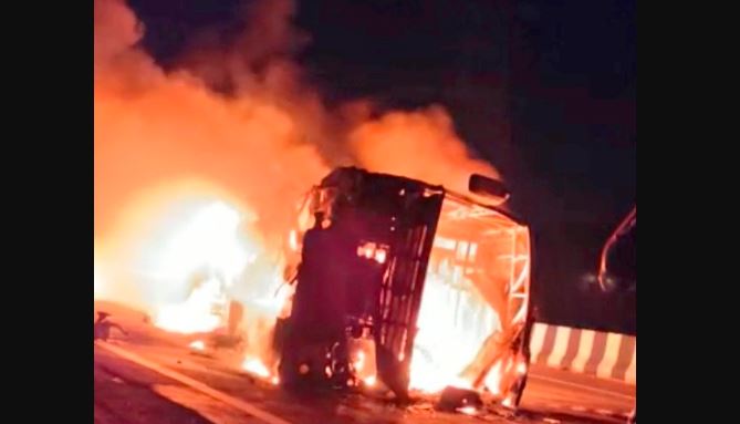 ಖಾಸಗಿ ಬಸ್&zwnj;ನಲ್ಲಿ ಬೆಂಕಿ