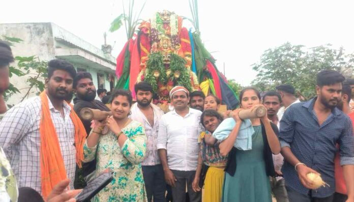 ಗ್ರಾಮದೇವತೆ ಹೊತ್ತ ಮಹಿಳೆಯರು