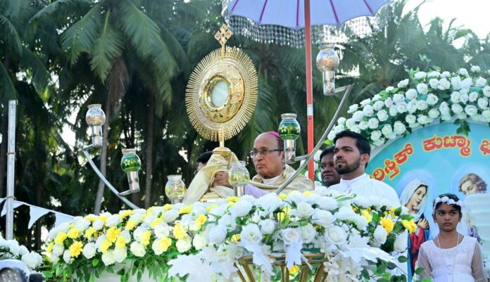 ಉಡುಪಿ | ಭಕ್ತಿ ಭಾವದಿಂದ ಜರುಗಿದ ಉಡುಪಿ ಧರ್ಮಪ್ರಾಂತ್ಯದ ವಾರ್ಷಿಕ ಪರಮ ಪ್ರಸಾದದ ಮೆರವಣಿಗೆ