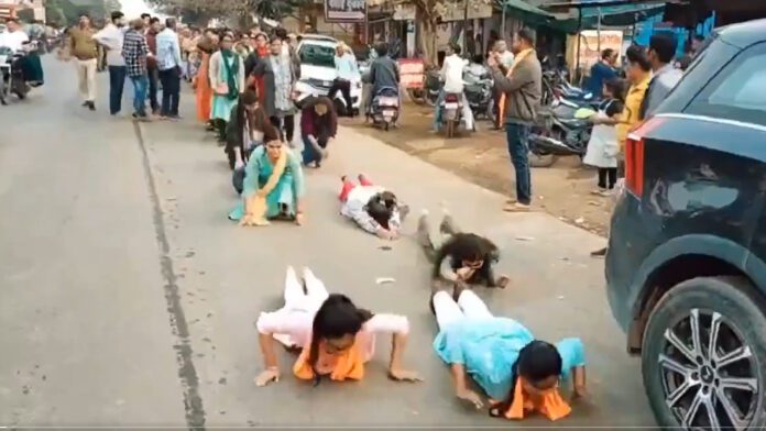 ಛತ್ತೀಸ್&zwnj;ಗಢ, 2896 ಶಿಕ್ಷಕರ ವಜಾ, ಮರು ನೇಮಕಾತಿ, ದೀರ್ಘದಂಡ ನಮಸ್ಕಾರ, ಶಿಕ್ಷಕಿಯರ ಪ್ರತಿಭಟನೆ, Chhattisgarh, 2896 teachers dismissed, re-appointed, long salute, teachers protest,