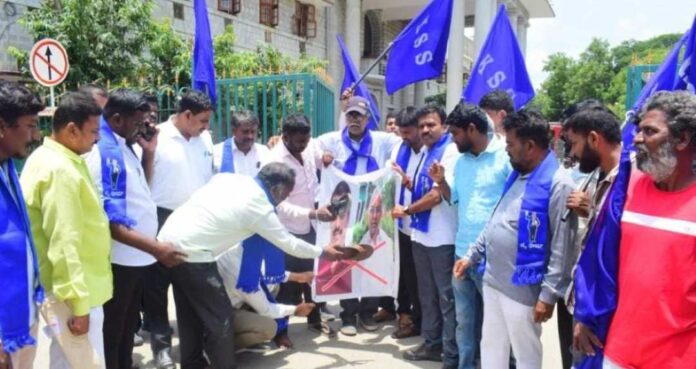 ಮಂಡ್ಯದಲ್ಲಿ ಜಿ ಟಿ ದೇವೆಗೌಡ ವಿರುದ್ಧ ಪ್ರತಿಭಟನೆ