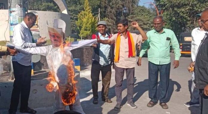 ಯತ್ನಾಳ್&zwnj; ಪ್ರತಿಕೃತಿ ದಹಿಸಿ ಪ್ರತಿಭಟನೆ.jpg