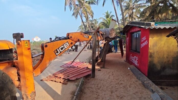 ಉಡುಪಿ | ಮಲ್ಪೆ ಕಡಲ ತೀರದಲ್ಲಿ ಅಕ್ರಮವಾಗಿ ಸರಕಾರಿ ಜಾಗ ಒತ್ತುವರಿ, ಜಿಲ್ಲಾಡಳಿತದಿಂದ ತೆರವು