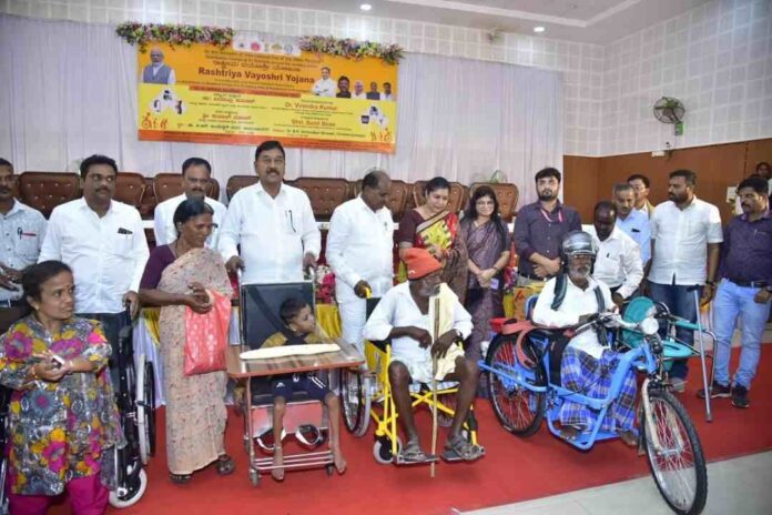 ಸಹಾಯ ಯೋಜನೆಯಡಿ ಸಲಕರಣೆ ವಿತರಣೆ