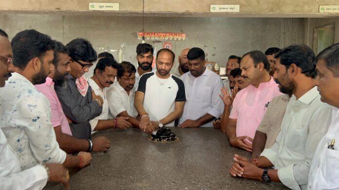 ಉಡುಪಿ | ಇಂದಿರಾ ಕ್ಯಾಂಟೀನ್ ನಲ್ಲಿ ರಾಹುಲ್ ಗಾಂಧಿ ಹುಟ್ಟುಹಬ್ಬ ಆಚರಿಸಿದ ಕಾಂಗ್ರೆಸ್ ಕಾರ್ಯಕರ್ತರು