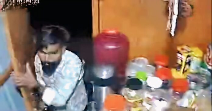 ಬೆಳಗಾವಿ : ಪಾನ್&zwnj;ಶಾಪ್ ಅಂಗಡಿ ಬೀಗ ಮುರಿದು ಸಿಗರೇಟ್, ಗುಟ್ಕಾ ಕಳ್ಳತನ &ndash; ಸಿಸಿಟಿವಿಯಲ್ಲಿ ದೃಶ್ಯ ಸೆರೆ