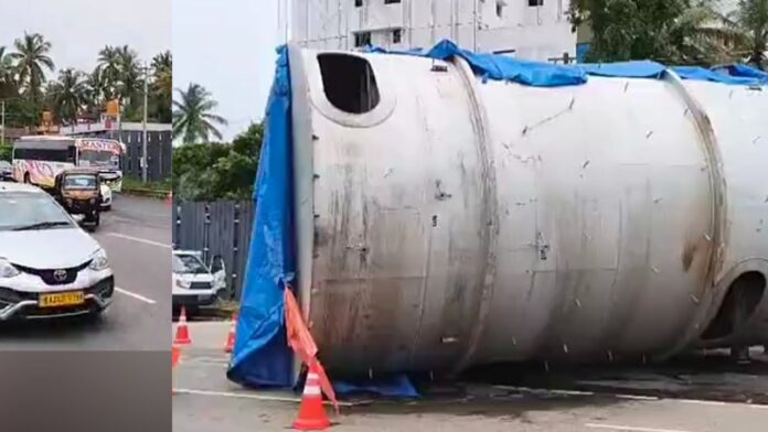 ಉಡುಪಿ | ರಸ್ತೆಗೆ ಉರುಳಿಬಿದ್ದ ಟ್ರಕ್ ನ ಬೃಹತ್ ಟ್ಯಾಂಕ್ - ಕೆಲಹೊತ್ತು ಸಂಚಾರ ಅಸ್ತವ್ಯಸ್ತ