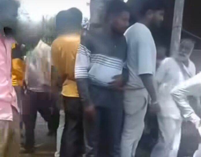 ಬೆಳಗಾವಿ : ಶ್ರೀರಾಮಸೇನೆಯ ಕಾರ್ಯಕರ್ತರನ್ನು ಮರಕ್ಕೆ ಕಟ್ಟಿ ಹಲ್ಲೆ