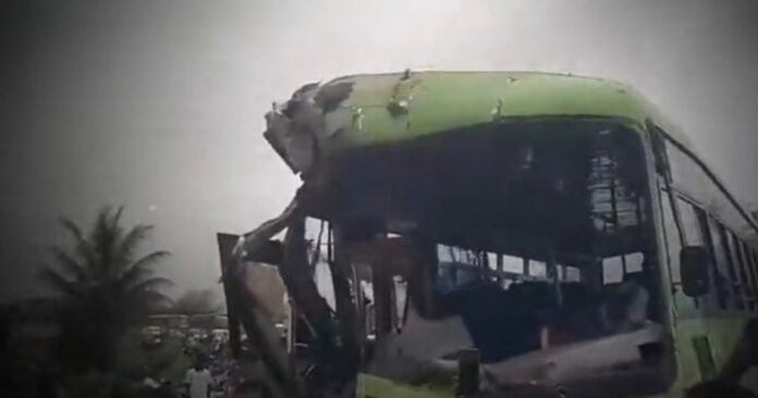 ಬೆಳಗಾವಿ : ಟ್ರಕ್ ಬಸ್ ನಡುವೆ ಡಿಕ್ಕಿ ಚಾಲಕರಿಗೆ ಗಂಭೀರ ಗಾಯ