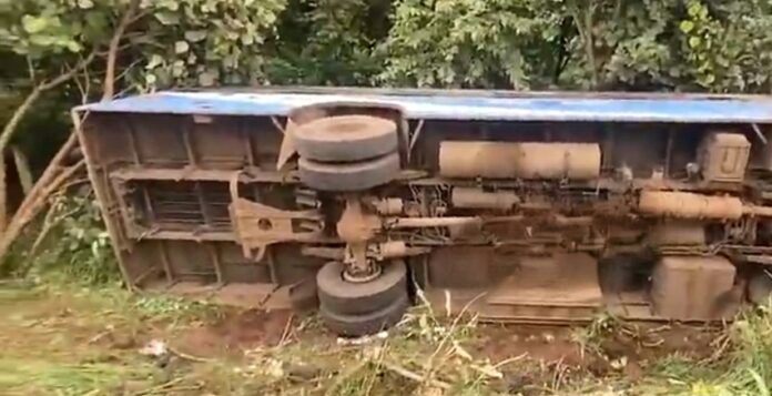 ಬೆಳಗಾವಿ : ಚಾಲಕನ ನಿಯಂತ್ರಣ ತಪ್ಪಿ ಬಸ್ ಪಲ್ಟಿ