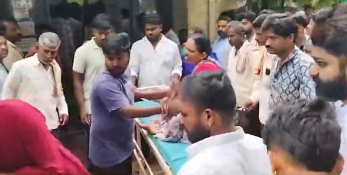 ಬೆಳಗಾವಿ : ಗೂಡ್ಸ್ ವಾಹನ ಪಲ್ಟಿ ಕಾರ್ಮಿಕರು ಆಸ್ಪತ್ರೆಗೆ ದಾಖಲು