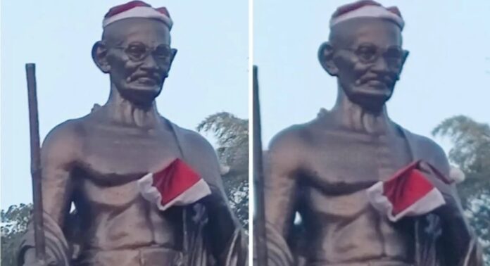 ಗಾಂಧಿ ಪ್ರತಿಮೆಗೆ ಸಾಂತಾ ಕ್ಲಾಸ್ ಕೆಂಪು ಟೋಪಿ ಹಾಕಿ ಅವಮಾನ ಮಾಡಿದ ಕಿಡಿಗೇಡಿಗಳು