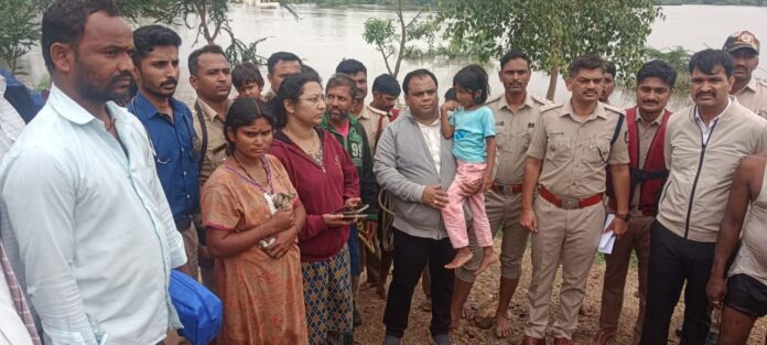 ಧಾರವಾಡ | ಭಾರಿ ಮಳೆಗೆ ಪ್ರವಾಹ ಸೃಷ್ಟಿ; ನಡುಗಡ್ಡೆಯ ಮನೆಯಲ್ಲಿ ಸಿಲುಕಿಕೊಂಡಿದ್ದ ಕುಟುಂಬದ ರಕ್ಷಣೆ