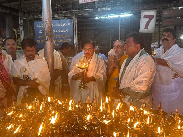 ಉಡುಪಿ | ಕೊಲ್ಲೂರು ಮೂಕಾಂಬಿಕಾ ದೇವಿ ದರ್ಶನ ಪಡೆದ ಗೃಹ ಸಚಿವ ಡಾ.&zwnj;ಜಿ ಪರಮೇಶ್ವರ್
