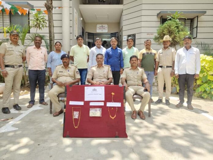 ಧಾರವಾಡ | 5.20ಲಕ್ಷ ಮೌಲ್ಯದ 65 ಗ್ರಾಂ ಬಂಗಾರ, 50,000 ಸಾವಿರ ನಗದು ಸೇರಿ ಇಬ್ಬರ ಬಂಧನ