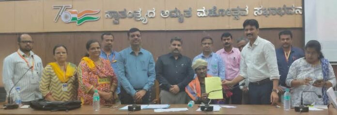 ಧಾರವಾಡ | ನಿಗದಿತ ಅವಧಿಗಿಂತ ಮೊದಲು ಸಮೀಕ್ಷೆ ಪೂರ್ಣಗೊಳಿಸಿದ ಶಿಕ್ಷಕ ಗುಡೇನಕಟ್ಟಿ'ಗೆ ಸನ್ಮಾನ