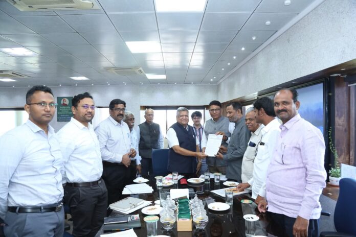 ಬೆಳಗಾವಿ : ರೈಲು ಯೋಜನೆಗಳ ಪರಿಶೀಲನೆ: ಸಂಸದ ಶೆಟ್ಟರ್ ಅಧಿಕಾರಿಗಳೊಂದಿಗೆ ಚರ್ಚೆ