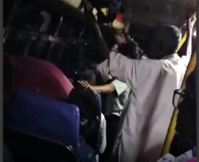 ಗದಗ | ಮಿತಿಮೀರಿದ ಡಕೋಟಾ ಬಸ್ ಹಾವಳಿ: ಪ್ರಯಾಣಿಕರ ಪರದಾಟ