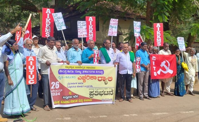 ಧಾರವಾಡ | ವಿವಿಧ ಬೇಡಿಕೆಗಳಿಗೆ ಒತ್ತಾಯಿಸಿ ಸಂಯುಕ್ತ ಕಾರ್ಮಿಕ ಸಂಘಟನೆಗಳ ಪ್ರತಿಭಟನೆ