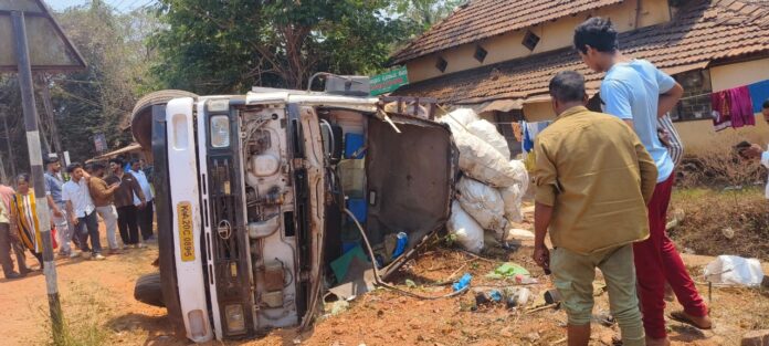 ಉಡುಪಿ | ಅಂಬಾಗಿಲು ಬಳಿ ಲಾರಿ ಪಲ್ಟಿ, ಆರು ಮಂದಿಗೆ ಗಾಯ, ಆಸ್ಪತ್ರೆಗೆ ದಾಖಲು