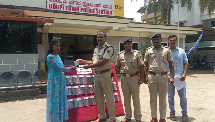 ಉಡುಪಿ | ವಾರಿಸುದಾರ ಕೈ ಸೇರಿದ 32 ಮೊಬೈಲ್ ಫೋನ್ ಗಳು, ನಗರ ಪೊಲೀಸ್ ಠಾಣೆಯಲ್ಲಿ ಹಸ್ತಾಂತರ
