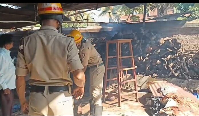 ಉಡುಪಿ | ಅತಿಯಾದ ಮಧ್ಯ ಸೇವಿಸಿ ತನ್ನದೆ ಮನೆಗೆ ಬೆಂಕಿಯಿಟ್ಟ ಕುಡುಕ