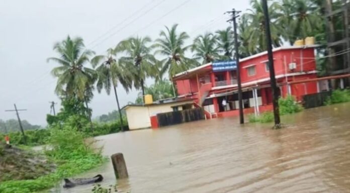 ಉಡುಪಿ | ಮುಂದುವರಿದ ಮಳೆ, ಬೈಂದೂರು ನ್ಯಾಯಾಲಯ ಸಂಕೀರ್ಣ ಜಲಾವೃತ, ತಾತ್ಕಾಲಿಕ ಕಾಳಜಿ&zwnj; ಕೇಂದ್ರ ಆರಂಭ