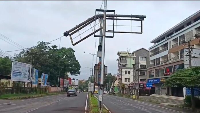 ಉಡುಪಿ | ಅಪಾಯಕ್ಕೆ ಆಹ್ವಾನಿಸುತ್ತಿವೆ, ಅನುಪಯುಕ್ತ ಸಿಗ್ನಲ್ ಕಂಬಗಳು.. !