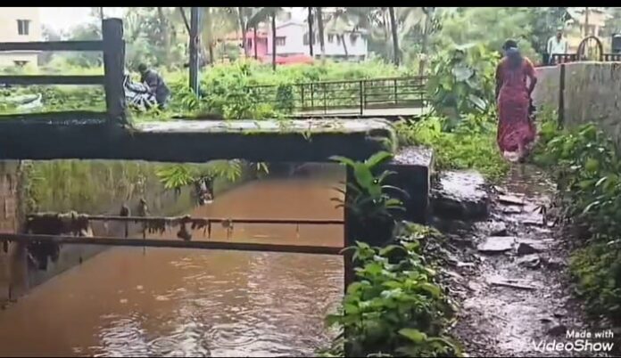 ಉಡುಪಿ | ಅಪಾಯ ಆಹ್ವಾನಿಸುವ ಸ್ಥಿತಿಯಲ್ಲಿದೆ, ತಡೆಬೇಲಿ ಇಲ್ಲದ ಕಾಲುಸೇತುವೆ