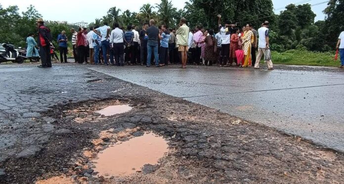 ಉಡುಪಿ | ವರ್ಷಗಳೇ ಕಳೆದರೂ ಕಾಮಗಾರಿ ಮುಗಿಯದ ರಾಷ್ಟ್ರೀಯ ಹೆದ್ದಾರಿ, ರಸ್ತೆಗಿಳಿದ ಸ್ಥಳಿಯರು