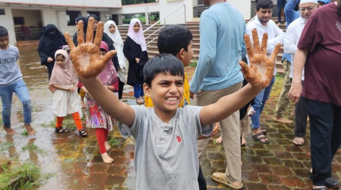 ಉಡುಪಿ | &ldquo;ಹ್ಯಾಂಡ್ಸ್ ಆನ್ ಸೊಯ್ಲ್, ಹಾರ್ಟ್ಸ್ ವಿತ್ ಇಂಡಿಯಾ&rdquo; - ಗಿಡ ನೆಟ್ಟು ಸಂಭ್ರಮಿಸಿದ ಚಿಣ್ಣರು