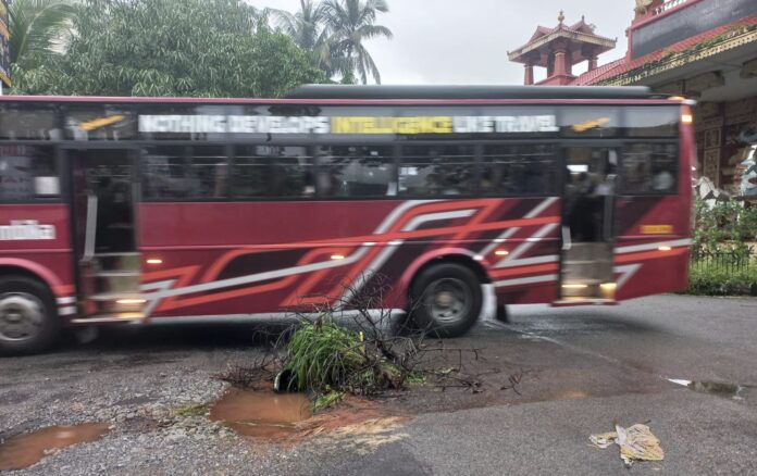 ಉಡುಪಿ | ಸ್ವಾಗತ ಗೋಪುರದ ಬಳಿ ಅಪಘಾತಕ್ಕೆ ಆಹ್ವಾನಿಸುತ್ತಿವೆ ರಸ್ತೆ ಗುಂಡಿಗಳು