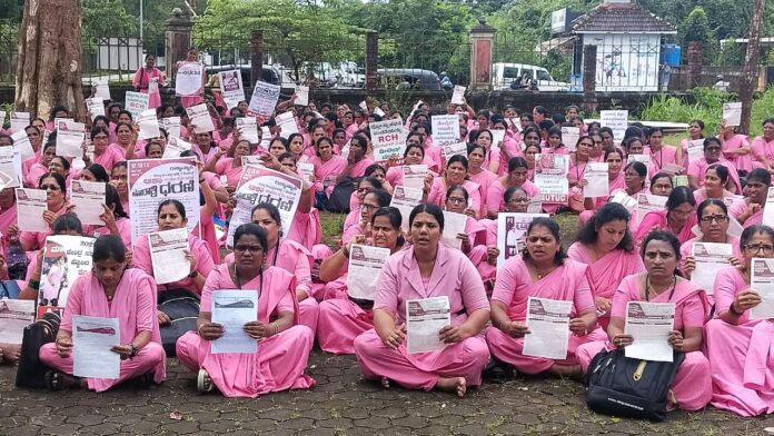 ಉಡುಪಿ | ಆಶಾ ಕಾರ್ಯಕರ್ತರಿಗೆ 10 ಸಾವಿರ ರೂ. ಗೌರವಧನ, ವಿವಿಧ ಬೇಡಿಕೆಗಳನ್ನು ಈಡೇರಿಸುವಂತೆ ಆಗ್ರಹಿಸಿ ಧರಣಿ