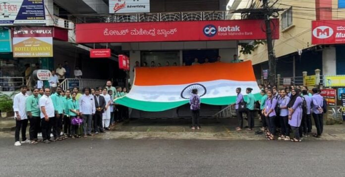 ಉಡುಪಿಯಲ್ಲಿ 20&times;14 ಅಡಿ ಸುತ್ತಳತೆಯ ಬೃಹತ್ ತ್ರಿವರ್ಣ ಧ್ವಜ ಪ್ರದರ್ಶನ