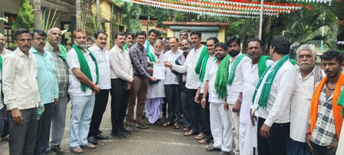 ಬೆಳಗಾವಿ : ಬೆಳೆ ಹಾನಿಗೆ ಪರಿಹಾರ ಒದಗಿಸುವಂತೆ ರೈತರ ಪ್ರತಿಭಟನೆ