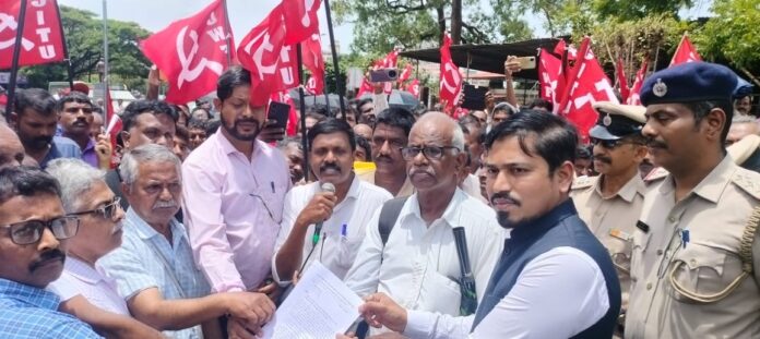 ಉಡುಪಿ | ಕೆಂಪು ಕಲ್ಲು ಮರಳು ಸಮಸ್ಯೆ ಧರಣಿ ಅಂತ್ಯ, ಆಗಸ್ಟ್ 30 ಜಂಟಿ ಸಭೆ ನಿಗದಿ