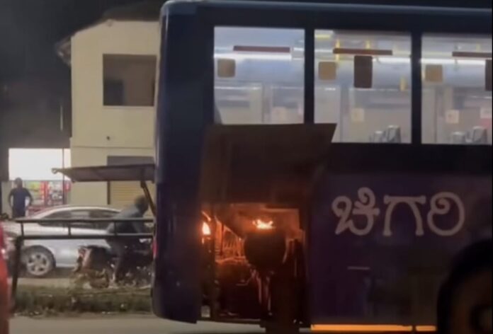 ಧಾರವಾಡ | ಚಿಗರಿ ಬಸ್ಸಿನಲ್ಲಿ ಬೆಂಕಿ; ಅಗ್ನಿಶಾಮಕದಳ ದೌಡು