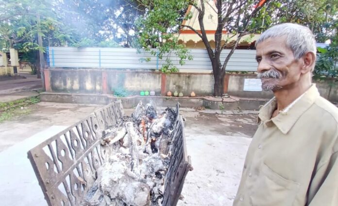 ಬೆಳಗಾವಿ | ಸ್ಮಶಾನದಲ್ಲಿ ಹೆಣ ಸುಡುವ ಕಾಯಕದಲ್ಲೂ ಕೈಲಾಸ ಕಾಣುತ್ತಿರುವ ಬಬನ್ ಲಾಖೆ