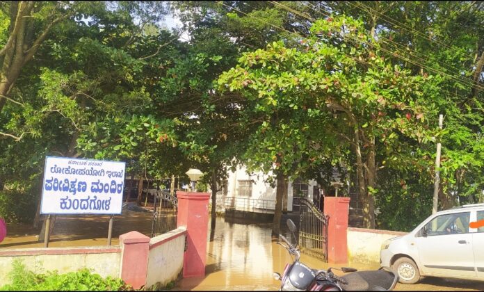 ಧಾರವಾಡ | ಮಳೆ ನೀರಿನಿಂದ ಆವೃತಗೊಂಡ ಲೋಕೋಪಯೋಗಿ ಇಲಾಖೆ ಕಚೇರಿ!