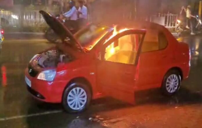 ಧಾರವಾಡ | ಚಲಿಸುತ್ತಿದ್ದ ಕಾರಿನಲ್ಲಿ ಏಕಾಏಕಿ ಬೆಂಕಿ: ಅಪಾಯದಿಂದ ಪಾರು