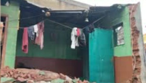 ಧಾರವಾಡ | ಊಟ ಮಾಡುತ್ತಿದ್ದ ವೇಳೆ ಕುಸಿದ ಬಿದ್ದ ಮನೆಯ ಗೋಡೆ: ತಪ್ಪಿದ ಅನಾಹುತ