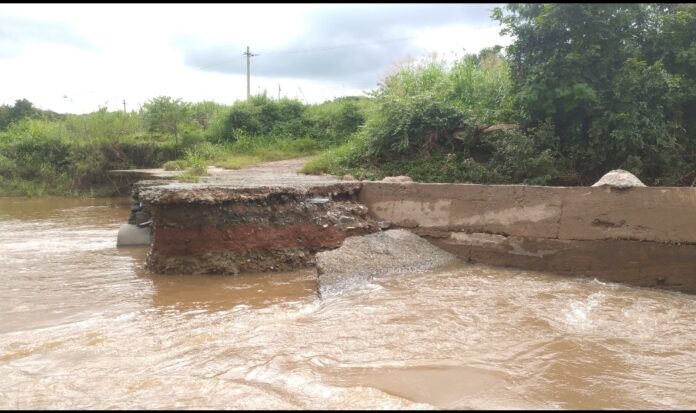 ಧಾರವಾಡ | ಭಾರಿ ಮಳೆಗೆ ಕೊಚ್ಚಿ ಹೋದ ಸೇತುವೆ: ಎಚ್ಚರಗೊಳ್ಳುವರೇ ಜನಪ್ರತಿನಿಧಿಗಳು?