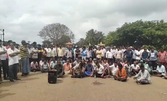 ಧಾರವಾಡ | ಅಪಘಾತ : ಮೂವರ ಸಾವು: ಮಾರ್ಗ ಬದಲಾವಣೆಗೆ ಆಗ್ರಹ