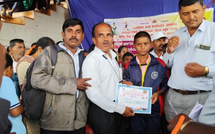 ಧಾರವಾಡ | 50 ಮೀಟರ್ ಓಟದ ಸ್ಪರ್ಧೆ: ರಾಜ್ಯಮಟ್ಟಕ್ಕೆ ಆಯ್ಕೆಯಾದ ಅಭಿಷೇಕ್ ಕಣೊಜ್