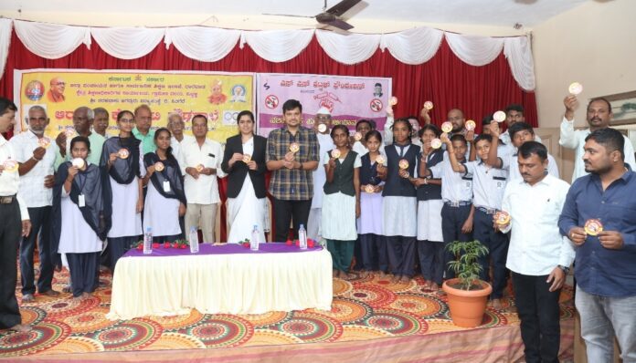 ಧಾರವಾಡ | ನಶಾ ಮುಕ್ತ ಹುಬ್ಬಳ್ಳಿ ಅಭಿಯಾನ: ವಿದ್ಯಾರ್ಥಿಗಳೊಂದಿಗೆ ಶೆಟ್ಟರ್ ಫೌಂಡೇಶನ್ ಸಂವಾದ