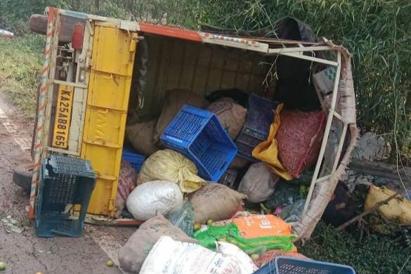 ಧಾರವಾಡ | ತರಕಾರಿ ಸಾಗಿಸುತ್ತಿದ್ದ ಟಾಟಾ ಏಸ್ ವಾಹನ ಪಲ್ಟಿ