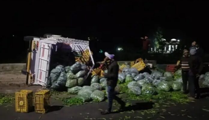 ಧಾರವಾಡ | ಚಾಲಕನ ನಿಯಂತ್ರಣ ತಪ್ಪಿ ತರಕಾರಿ ವಾಹನ ಪಲ್ಟಿ