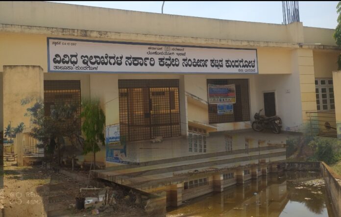 ಧಾರವಾಡ | ಕೊಳಚೆ ಗುಂಡಿಯಲ್ಲೇ ಮುಳುಗಿದ; ಕುಂದಗೋಳದ ಸರ್ಕಾರಿ ಕಛೇರಿಗಳ ಸಂಕೀರ್ಣ ಕಟ್ಟಡ!